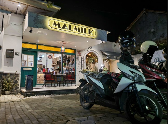 Malmilk Bagus Setyo H, 1. Momong Resto, 2. Angkringan Mukti Kebumen, 3. Malmilk, 4. Malindo Corner, 5. Amor Cafe Resto, 6. Baen Cafe, 7. Beranda Eatery, 8. Jack’s Cafe, 9. Omah Susu Cafe, 10. Juice Ku 2 Kebumen, 11. Wise, 12. Coffe Ngapak, 13. Gemintang Cafe n Resto, 14. Kopi Nostalgia Coffee &amp; Resto, 15. Seafood Bu Nanang, 16. Kantin Candisari, 17. Teratai Blambangan Atmosphere, 18. Waroeng Djoglo Dalem Kidul (Tutup), 19. Ulam Sari, 20. Satu Cangkir Coffee Bistro, 21. temanhati coffee, 22. Kedai Kopi Mexolie, 23. Ahola Tropical Drink (Tutup), 24. HANA CAFE Korean Food, BBQ &amp; Grill, 25. Martabak Jet (Tutup), 26. Samra Pawon, 27. Waroenk Ramen Panjer Kebumen, 28. Lesehan Warung Bamboe Kebumen, 29. Oxzy (Tutup), 30. Warung Kendil (Tutup), 31. Resto Lesehan GENDUT TAMAN