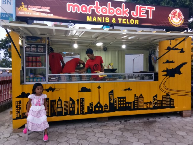 Martabak Jet saafia heri, 1. Momong Resto, 2. Angkringan Mukti Kebumen, 3. Malmilk, 4. Malindo Corner, 5. Amor Cafe Resto, 6. Baen Cafe, 7. Beranda Eatery, 8. Jack’s Cafe, 9. Omah Susu Cafe, 10. Juice Ku 2 Kebumen, 11. Wise, 12. Coffe Ngapak, 13. Gemintang Cafe n Resto, 14. Kopi Nostalgia Coffee &amp; Resto, 15. Seafood Bu Nanang, 16. Kantin Candisari, 17. Teratai Blambangan Atmosphere, 18. Waroeng Djoglo Dalem Kidul (Tutup), 19. Ulam Sari, 20. Satu Cangkir Coffee Bistro, 21. temanhati coffee, 22. Kedai Kopi Mexolie, 23. Ahola Tropical Drink (Tutup), 24. HANA CAFE Korean Food, BBQ &amp; Grill, 25. Martabak Jet (Tutup), 26. Samra Pawon, 27. Waroenk Ramen Panjer Kebumen, 28. Lesehan Warung Bamboe Kebumen, 29. Oxzy (Tutup), 30. Warung Kendil (Tutup), 31. Resto Lesehan GENDUT TAMAN