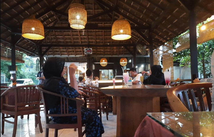 Maribu Resto Sofyan Ats-tsauri, 1. Rolet Cafe, 2. HJNF CAFE BOX, 3. Blackbean Roastery & Coffee House, 4. Kadjine Coffee, 5. de Anglo Food & Coffee Jepara, 6. J & J Coffe And Resto, 7. Tarissa Coffee, 8. Joker Coffee, 9. Djago Reborn, 10. V&A Cafe, 11. Yam yam Resto, 12. Jepara Marina Bar and Restaurant, 13. Maribu Resto, 14. Seaside Villa & Muse Beach Resto, 15. Diana’s Bay Restaurant, 16. Rengkot Buyut Restaurant, 17. Beatrice’s Cuisine House, 18. DeMoro Coffeebox, 19. Sriya Cafe & Homestay Jepara, 20. Cafe Gecho, 21. Pandawa Cafe Jepara (Tutup), 22. Atmosfera Coffee and Eatery, 23. Jepara Garden Resto (Tutup), 24. Basecamp Coffee & Eatery, 25. MoeriaCafe.MannaBakery (Tutup), 25. MONOKOPI, 27. Bruge Cafe, 28. Gandrung koffie, 29. NewMind Bistro Cafe, 30. Teman Menepi Coffee & Memories, 31. HAVY Coffee, 32. Kofina Cafe, 33. Koebar Koffie, 39. Gendhis Coffee, 40. Say Story Jepara, 41. Kedai kopi kulo jepara, 42. My chang coffee, 43. Vakansi Coffee & Space, 44. Ndepepes coffee, 45. Joglokebon RestoKopi, 46. Madco Coffee House