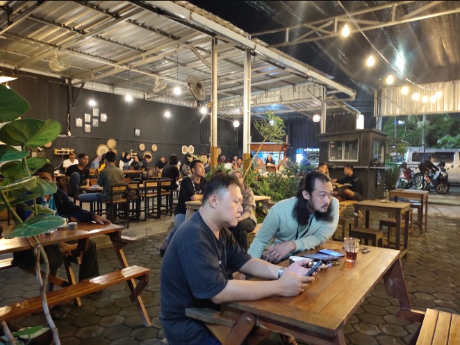 Nguyup Kopi Roastery Okade Space, 1. Reinz Cafe &amp; Resto, 2. Opa Milk, 3. Hehe Coffee, 4. Demak Coffee, 5. Sultan Factory, 6. Angkringan Rooftop, 7. neo.Kafe’in Coffee Shop, 8. Kafe King88, 9. Angkringan Cindel Tikus, 10. Awan Biru Coffeeshop, 11. HN Cafe and Resto, 12. Warung Ndeso Sarwo Eco, 13. Griya Dahar Safira (Tutup), 14. Rumah Makan Rahayu, 15. Rumah Makan Cipto Roso, 16. Kantin Mas Boim, 17. Junio Cafe, 18. Aro Cafe (Tutup), 19. Togo Kitchen &amp; Caffe, 20. Omah Tiganam (Tutup), 21. Nggon Nongkrong’s Cafe (Tutup), 22. The Cups Demak, 23. Kopi Ruang Hati, 24. MIE LOKA, 25. Pados Coffee Roastery, 26. Lelaku, 27. Kongkow Cafe, 28. Ratika Catering Demak, 29. D Coffee C RASTA, 30. Raihan Coffee, 31. BELIKOPI. DEMAK, 32. ATOMIC DEMAK, 33. Nguyup Kopi Roastery