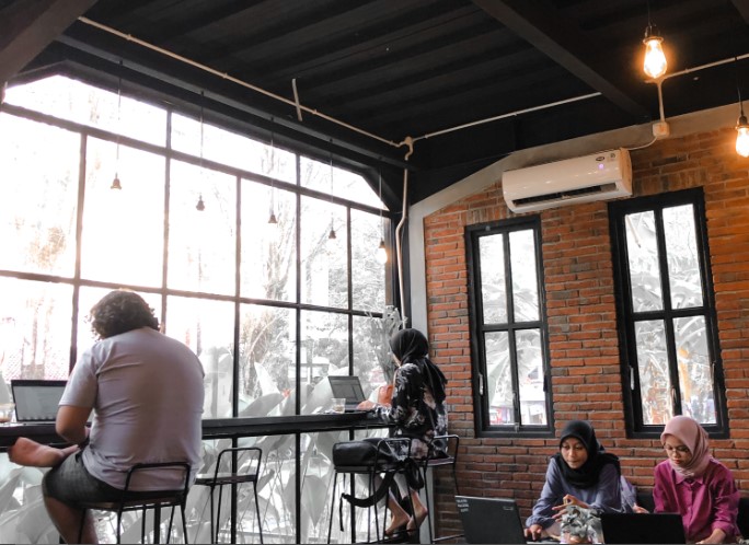 Oxzy, 1. Momong Resto, 2. Angkringan Mukti Kebumen, 3. Malmilk, 4. Malindo Corner, 5. Amor Cafe Resto, 6. Baen Cafe, 7. Beranda Eatery, 8. Jack’s Cafe, 9. Omah Susu Cafe, 10. Juice Ku 2 Kebumen, 11. Wise, 12. Coffe Ngapak, 13. Gemintang Cafe n Resto, 14. Kopi Nostalgia Coffee &amp; Resto, 15. Seafood Bu Nanang, 16. Kantin Candisari, 17. Teratai Blambangan Atmosphere, 18. Waroeng Djoglo Dalem Kidul (Tutup), 19. Ulam Sari, 20. Satu Cangkir Coffee Bistro, 21. temanhati coffee, 22. Kedai Kopi Mexolie, 23. Ahola Tropical Drink (Tutup), 24. HANA CAFE Korean Food, BBQ &amp; Grill, 25. Martabak Jet (Tutup), 26. Samra Pawon, 27. Waroenk Ramen Panjer Kebumen, 28. Lesehan Warung Bamboe Kebumen, 29. Oxzy (Tutup), 30. Warung Kendil (Tutup), 31. Resto Lesehan GENDUT TAMAN