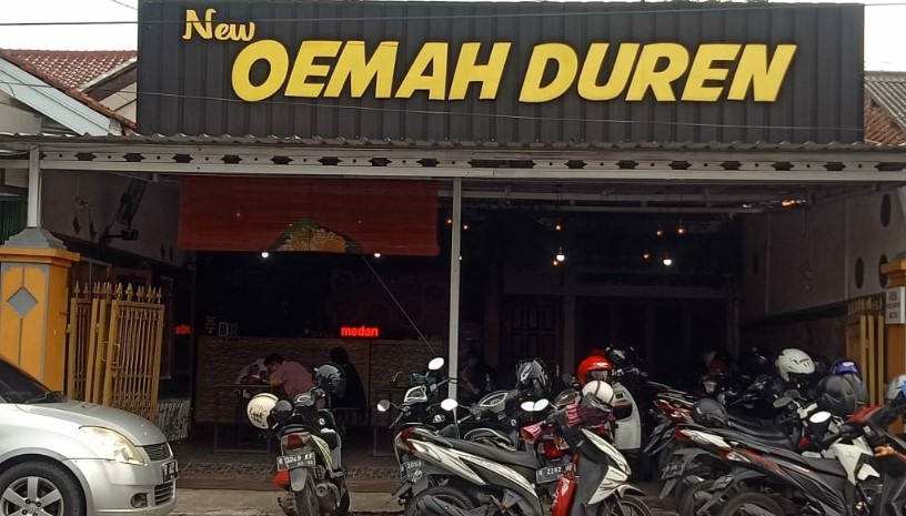 Oemah Duren, 1. Ora Umum, 2. Bangi Cafe, 3. Kopi Gunung, 4. Coffeedent, 5. Cafe Susu PL, 6. Omah Duren, 7. Waroeng Abie Cilacap, 8. Yosh Milktea Gelato &amp; Artisan Space, 9. D’Corner Cafe Coffee &amp; Chocolate, 10. Over Clock Cafe, 11. Avior Cafe &amp; Karaoke, 12. Grek Chocolate, 13. Cozy Coffee &amp; Chocolate, 14. Warunk Upnormal Cilacap, 15. Kopibaen_, 16. It’s Milk Cafe n Resto (Tutup), 17. Kedai Koffi Helsinki, 18. The Vintage Cafe, 19. Traffic Light Koffie, 20. Think Thoenk Cafe (Tutup), 21. Ethnic Coffee, 22. Bossa Cafe, 23. Urbansnack, 24. Sruput Seduh Kopi, 25. Coffeenomous, 29. Choko Klik (Tutup), 30. Honai Cafe De Flore (Tutup)