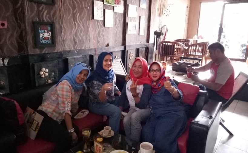 Omah Susu Cafe Juliana Retno, 1. Momong Resto, 2. Angkringan Mukti Kebumen, 3. Malmilk, 4. Malindo Corner, 5. Amor Cafe Resto, 6. Baen Cafe, 7. Beranda Eatery, 8. Jack’s Cafe, 9. Omah Susu Cafe, 10. Juice Ku 2 Kebumen, 11. Wise, 12. Coffe Ngapak, 13. Gemintang Cafe n Resto, 14. Kopi Nostalgia Coffee &amp; Resto, 15. Seafood Bu Nanang, 16. Kantin Candisari, 17. Teratai Blambangan Atmosphere, 18. Waroeng Djoglo Dalem Kidul (Tutup), 19. Ulam Sari, 20. Satu Cangkir Coffee Bistro, 21. temanhati coffee, 22. Kedai Kopi Mexolie, 23. Ahola Tropical Drink (Tutup), 24. HANA CAFE Korean Food, BBQ &amp; Grill, 25. Martabak Jet (Tutup), 26. Samra Pawon, 27. Waroenk Ramen Panjer Kebumen, 28. Lesehan Warung Bamboe Kebumen, 29. Oxzy (Tutup), 30. Warung Kendil (Tutup), 31. Resto Lesehan GENDUT TAMAN