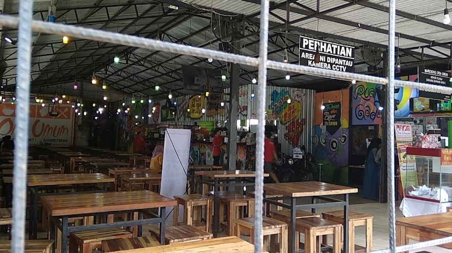 Ora Umum Iwan Sriyono, 1. Ora Umum, 2. Bangi Cafe, 3. Kopi Gunung, 4. Coffeedent, 5. Cafe Susu PL, 6. Omah Duren, 7. Waroeng Abie Cilacap, 8. Yosh Milktea Gelato &amp; Artisan Space, 9. D’Corner Cafe Coffee &amp; Chocolate, 10. Over Clock Cafe, 11. Avior Cafe &amp; Karaoke, 12. Grek Chocolate, 13. Cozy Coffee &amp; Chocolate, 14. Warunk Upnormal Cilacap, 15. Kopibaen_, 16. It’s Milk Cafe n Resto (Tutup), 17. Kedai Koffi Helsinki, 18. The Vintage Cafe, 19. Traffic Light Koffie, 20. Think Thoenk Cafe (Tutup), 21. Ethnic Coffee, 22. Bossa Cafe, 23. Urbansnack, 24. Sruput Seduh Kopi, 25. Coffeenomous, 29. Choko Klik (Tutup), 30. Honai Cafe De Flore (Tutup)