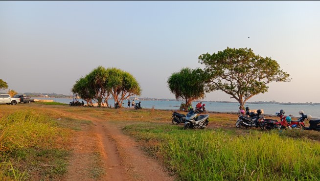 PANTAI PRAWEHAN Agus H., 1. Pantai Bandengan (Pantai Tirto Samudro), 2. Wisata Karimun Jawa , 3. Pantai Kartini, 4. Benteng Portugis , 5. Museum R.A. Kartini , 6. Jepara Ocean Park, 7. Air Terjun Songgolangit, 8. Pantai Teluk Awur , 9. Pantai Blebak Jepara, 10. Pantai Gua Manik, 11. Pantai Ombak Mati, 12. Pantai Pungkruk, 13. Tiara Park Waterbom, 14. Pantai Empu Rancak, 15. Taman Kerang, 16. Bukit Bejagan, 17. Air Terjun Banyu Anjlok, 18. Air Terjun Setatah, 19. Air Terjun Dong Paso, 20. Akar Seribu Plajan, 21. Puncak Distoroto, 22. Hutan Wisata Sreni Indah, 23. Bukit Ragas, 24. Puncak Jehan, 25. Pantai Punuk Sapi, 26. Air Terjun Gembong, 27. Hutan Pinus Setro Batealit, 28. Pantai Tegalsambi, 29. Air Terjun Sumenep, 30. Pulau Panjang, 31. PANTAI PRAWEHAN, 32. Pantai Kampung Prau, 33. Rainbow Adventure Park Jepara, 34. Pertapaan Ratu Kalinyamat , 35. Air Terjun Jurang Nganten, 36. Pulau Mandalika Jepara, 37. Wisata Danau Blingoh, 38. Wisata Religi Masjid Mantingan , 39. Air Terjun Grinjingan Dowo, 40. Goa Tritip, 41. Wisata Sejarah ke Candi Bubrah, 42. Kampung Batik Kembangmulyo