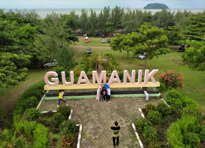 1. Pantai Bandengan (Pantai Tirto Samudro), 2. Wisata Karimun Jawa , 3. Pantai Kartini, 4. Benteng Portugis , 5. Museum R.A. Kartini , 6. Jepara Ocean Park, 7. Air Terjun Songgolangit, 8. Pantai Teluk Awur , 9. Pantai Blebak Jepara, 10. Pantai Gua Manik, 11. Pantai Ombak Mati, 12. Pantai Pungkruk, 13. Tiara Park Waterbom, 14. Pantai Empu Rancak, 15. Taman Kerang, 16. Bukit Bejagan, 17. Air Terjun Banyu Anjlok, 18. Air Terjun Setatah, 19. Air Terjun Dong Paso, 20. Akar Seribu Plajan, 21. Puncak Distoroto, 22. Hutan Wisata Sreni Indah, 23. Bukit Ragas, 24. Puncak Jehan, 25. Pantai Punuk Sapi, 26. Air Terjun Gembong, 27. Hutan Pinus Setro Batealit, 28. Pantai Tegalsambi, 29. Air Terjun Sumenep, 30. Pulau Panjang, 31. PANTAI PRAWEHAN, 32. Pantai Kampung Prau, 33. Rainbow Adventure Park Jepara, 34. Pertapaan Ratu Kalinyamat , 35. Air Terjun Jurang Nganten, 36. Pulau Mandalika Jepara, 37. Wisata Danau Blingoh, 38. Wisata Religi Masjid Mantingan , 39. Air Terjun Grinjingan Dowo, 40. Goa Tritip, 41. Wisata Sejarah ke Candi Bubrah, 42. Kampung Batik Kembangmulyo