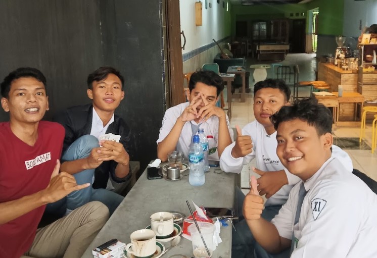 Pados Coffee Roastery Agile, 1. Reinz Cafe &amp; Resto, 2. Opa Milk, 3. Hehe Coffee, 4. Demak Coffee, 5. Sultan Factory, 6. Angkringan Rooftop, 7. neo.Kafe’in Coffee Shop, 8. Kafe King88, 9. Angkringan Cindel Tikus, 10. Awan Biru Coffeeshop, 11. HN Cafe and Resto, 12. Warung Ndeso Sarwo Eco, 13. Griya Dahar Safira (Tutup), 14. Rumah Makan Rahayu, 15. Rumah Makan Cipto Roso, 16. Kantin Mas Boim, 17. Junio Cafe, 18. Aro Cafe (Tutup), 19. Togo Kitchen &amp; Caffe, 20. Omah Tiganam (Tutup), 21. Nggon Nongkrong’s Cafe (Tutup), 22. The Cups Demak, 23. Kopi Ruang Hati, 24. MIE LOKA, 25. Pados Coffee Roastery, 26. Lelaku, 27. Kongkow Cafe, 28. Ratika Catering Demak, 29. D Coffee C RASTA, 30. Raihan Coffee, 31. BELIKOPI. DEMAK, 32. ATOMIC DEMAK, 33. Nguyup Kopi Roastery