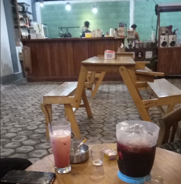 Pahlawan cafe RAMESAN CRW, 1. Pangestu Coffee, 2. Sixteen 16 Cafe, 3. Walet Koffie, 4. Kopi Senthet Resto &amp; Cafe, 5. Sky Garden, 6. Rumah Ice Cream, 7. Jack’s Cafe, 8. Brother Spot Bistro &amp; Cafe (Tutup), 9. Brew Coffee, 10. Kedai Java Pizza, 11. Basecamp Cafe, 12. T3a.co (teaco) Cafe Kaliwungu, 13. Kedai Kopi Medan (Tutup), 14. Kedai Araku, 15. AB&amp;Kopi Kendal, 16. Warung COD (Tutup), 17. Warung Eboze, 18. Teng -Tong, 19. Wkwk Food and Drink Kendal, 20. Cafe Woles (Tutup), 21. Warung Kita Kendal, 22. Historia Cafe and Gallery, 23. Pahlawan Cafe, 24. Saat Senja Coffee, 25. Rumma Coffee &amp; Space, 26. SatuKata Roastery and Eatery, 27. DWcafe, 28. Dejavu Warmindo Cafe, 29. Pinkymoo Home Cafe