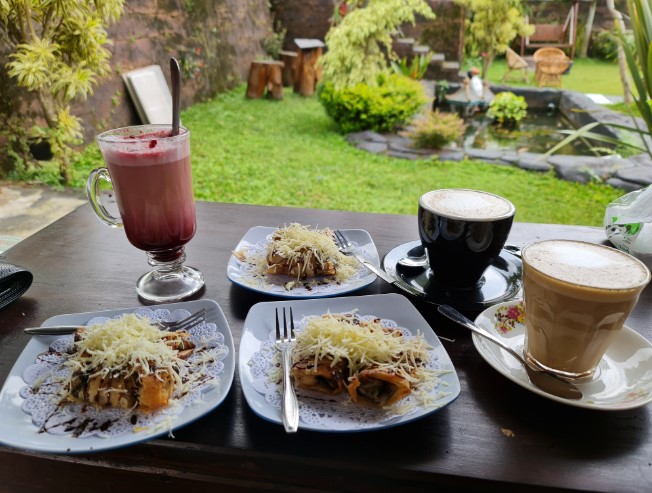 PendopoNgopikevinch, 1. Babrak Space, 2. Legender eatery and view by cileguk, 3. Heika kopi Karanganyar, 4. Medjora Cafe Kemuning, 5. Rumah Teh Ndoro Donker, 6. The Mongkrang Resto & Villa, 7. Kedai Sha’Ring, 8. New Normal Cafe, 9. Bale Branti Kemuning Resto, 10. Teras Cafe, 11. Resto sawah, 12. Hick Gaul Pak Mul, 13. Dof Coffee Shop, 14. Angkringan pak Mul, 15. Kayangan Resto & Cafe, 16. Kedai kopi Nagoya, 17. Lawu Break Coffee & Nongki, 18. Rahma kedai kopi, 19. Kopi Janji Jiwa Jilid 635, 20. Warkop hits, 21. Kopi Oemah Tentrem, 22. Angkringan OERIP (Tutup), 23. Twenty Cafe, 24. Bingsuku, 25. Fremilt Tasikmadu, 26. Euphoria Karanganyar (Tutup), 27. Harjospace RESTO and COFFEE, 28. PendopoNgopi
