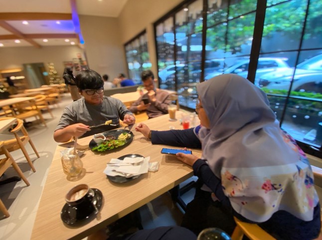 Platino Cafe and Resto Wiwit Priyo Wibowo, 1. Double Decker Casual Dining, 2. Bulan Resto, 3. Srawung Omah Kopi, 4. Platino Cafe and Resto, 5. Kopi Nuri, 6. Minarets Classic Coffee, 7. Ayam Goreng Mulyani, 8. Kafedangan Mbah Mandor, 9. Klopo Warung Steak, 10. Heika Kopi Sukoharjo, 11. Anak Panah Kopi Plus Solo Baru, 12. Kopi Kupasan, 13. Kafe ndeso, 14. Garasi Food and Beverage, 15. Dialog Kopi, 16. Omah Tiwul Bunga Ayu, 17. Quinic Coffee Sukoharjo, 18. De sawah, 19. Susu Shi Jack, 20. Kami burger, 21. Ayo Ngopi Street Coffee