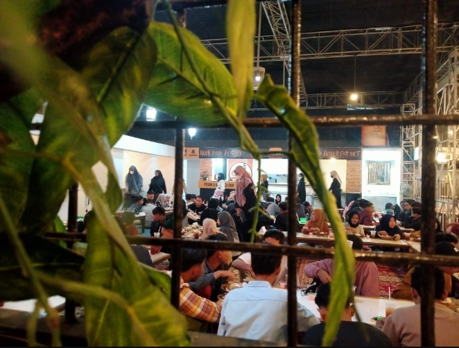 Ratika Catering Demak Kholid Arrinjanie, 1. Reinz Cafe &amp; Resto, 2. Opa Milk, 3. Hehe Coffee, 4. Demak Coffee, 5. Sultan Factory, 6. Angkringan Rooftop, 7. neo.Kafe’in Coffee Shop, 8. Kafe King88, 9. Angkringan Cindel Tikus, 10. Awan Biru Coffeeshop, 11. HN Cafe and Resto, 12. Warung Ndeso Sarwo Eco, 13. Griya Dahar Safira (Tutup), 14. Rumah Makan Rahayu, 15. Rumah Makan Cipto Roso, 16. Kantin Mas Boim, 17. Junio Cafe, 18. Aro Cafe (Tutup), 19. Togo Kitchen &amp; Caffe, 20. Omah Tiganam (Tutup), 21. Nggon Nongkrong’s Cafe (Tutup), 22. The Cups Demak, 23. Kopi Ruang Hati, 24. MIE LOKA, 25. Pados Coffee Roastery, 26. Lelaku, 27. Kongkow Cafe, 28. Ratika Catering Demak, 29. D Coffee C RASTA, 30. Raihan Coffee, 31. BELIKOPI. DEMAK, 32. ATOMIC DEMAK, 33. Nguyup Kopi Roastery