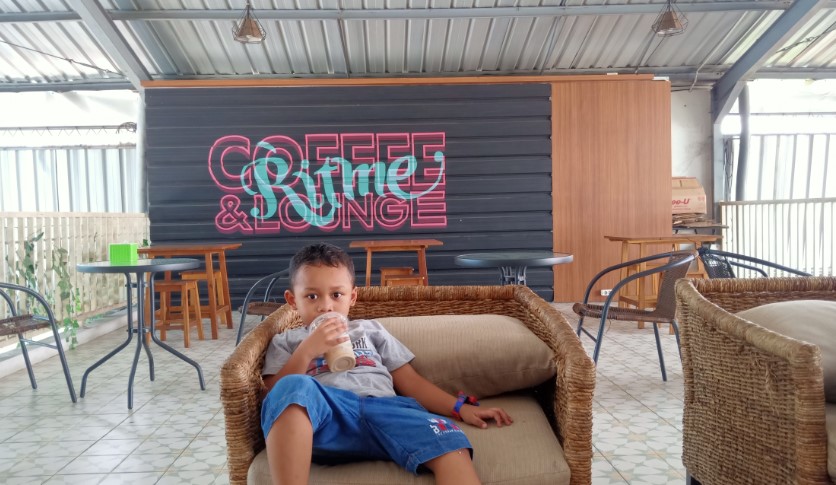 Ritme Coffee and Lounge Lukman Ariyanto, 1. Susu Moeria, 2. PDKT Resto &amp; Cafe, 3. Kopi Cilik, 4. Gravitasi Teras Muria, 5. Kedung Kopi, 6. Waroeng Cafe 27, 7. Gank Coffee &amp; Bistro, 8. Sidji Coffee Getas Pejaten, 9. Six Cents Cafe, 10. Omah Cafe Kudus, 11. Aljava Cafe, 12. Kopi Soe Kudus, 13. Kopi Lain Hati kudus, 14. Wipsy Coffee and Meet, 15. Warunk Upnormal, 16. Träffa Coffee &amp; Eatery, 17. TKP Cafe and Resto, 18. Greens Bakery &amp; Bistro, 19. Warunge Pakdhe, 20. Home Cafe &amp; Resto, 21. Waroeng “Kidoel Soechan”, 22. Seperdua Kopi Kudus, 23. The Cekli Town Est 2010, 24. Kopi Kretek – Jowo Met Londo, 25. Jenderal Coffee &amp; Tea, 26. Balena Resto &amp; Cafe, 27. Kazuki, 28. Rabbit Gelato, 29. Serua Coffee &amp; Creative Space, 30. SLEEK.CO Coffee Corner, 31. Human Coffee, 32. Kangen Ngopi, 33. Merpati Coffee, 34. Warung Kudusan, 35. No.8 Coffee After Kudus, 36. D’khatt Cafe &amp; Eatery, 37. Kampoeng Kopi, 38. Fresto Cafe, 39. Ritme Coffee and Lounge, 40. Holymoon Social Space, 41. City Walk Cafe, 42. Chocobean Kudus, 43. No 8 Coffee, 44. Warung Susucow (Tutup), 45. Cafe De Ija (Tutup), 46. Haru Cafe Kudus (Tutup)