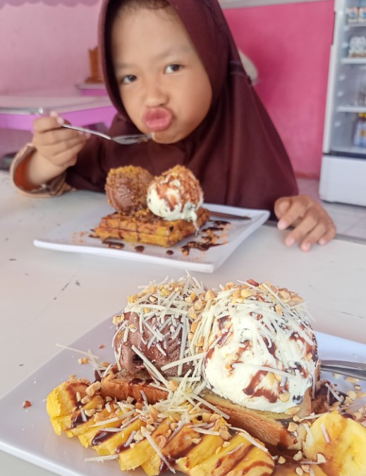 Rumah Ice Cream Nur Rozichin, 1. Pangestu Coffee, 2. Sixteen 16 Cafe, 3. Walet Koffie, 4. Kopi Senthet Resto &amp; Cafe, 5. Sky Garden, 6. Rumah Ice Cream, 7. Jack’s Cafe, 8. Brother Spot Bistro &amp; Cafe (Tutup), 9. Brew Coffee, 10. Kedai Java Pizza, 11. Basecamp Cafe, 12. T3a.co (teaco) Cafe Kaliwungu, 13. Kedai Kopi Medan (Tutup), 14. Kedai Araku, 15. AB&amp;Kopi Kendal, 16. Warung COD (Tutup), 17. Warung Eboze, 18. Teng -Tong, 19. Wkwk Food and Drink Kendal, 20. Cafe Woles (Tutup), 21. Warung Kita Kendal, 22. Historia Cafe and Gallery, 23. Pahlawan Cafe, 24. Saat Senja Coffee, 25. Rumma Coffee &amp; Space, 26. SatuKata Roastery and Eatery, 27. DWcafe, 28. Dejavu Warmindo Cafe, 29. Pinkymoo Home Cafe