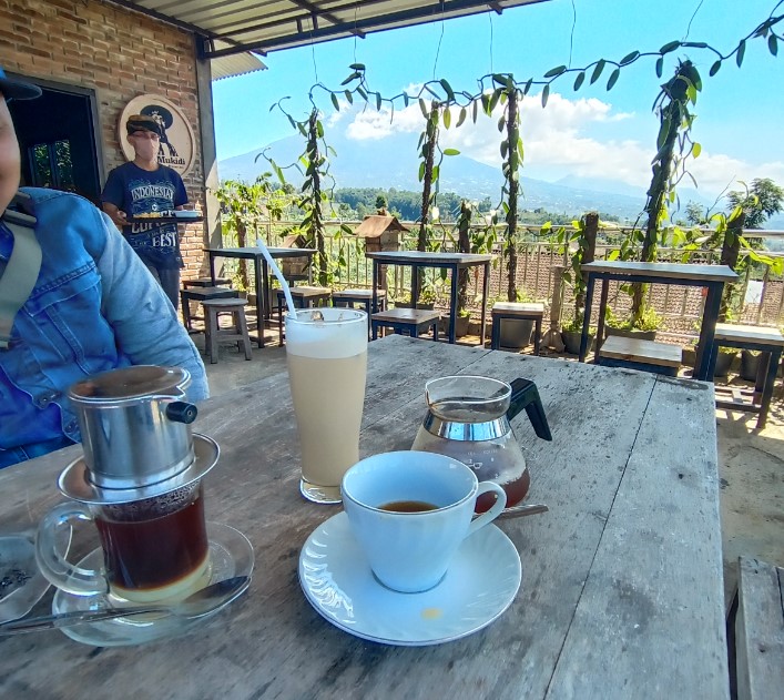 Rumah Kopi Mukidi Temanggung Risma Ibe, 1. Sigandul View Coffee & Resto, 2. Lia Resto & Coffeeshop, 3. Kaki Bumi Coffee & Eatery, 4. Stylo Bar & Kitchen (Temanggung), 5. Cangkir House, 6. Wenska Kahve, 7. Kopi Lawoek, 8. Berjumpa Coffee & Eatery, 9. Rumah Kopi Mukidi Temanggung, 10. Angkringan Balakosa, 11. Kafe Kartini Temanggung, 12. Ice corner, 13. Ejji Coffee Corner, 14. Xie Xie Boba Temanggung, 15. Blacklisted Coffee Bar, 16. Deka Coffee, 17. Cozy Resto Temanggung, 18. Koffiee