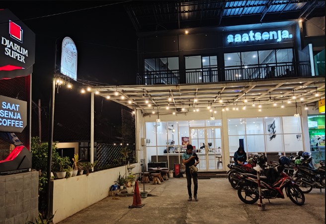 Saat Senja Coffee Panzerfaust, 1. Pangestu Coffee, 2. Sixteen 16 Cafe, 3. Walet Koffie, 4. Kopi Senthet Resto &amp; Cafe, 5. Sky Garden, 6. Rumah Ice Cream, 7. Jack’s Cafe, 8. Brother Spot Bistro &amp; Cafe (Tutup), 9. Brew Coffee, 10. Kedai Java Pizza, 11. Basecamp Cafe, 12. T3a.co (teaco) Cafe Kaliwungu, 13. Kedai Kopi Medan (Tutup), 14. Kedai Araku, 15. AB&amp;Kopi Kendal, 16. Warung COD (Tutup), 17. Warung Eboze, 18. Teng -Tong, 19. Wkwk Food and Drink Kendal, 20. Cafe Woles (Tutup), 21. Warung Kita Kendal, 22. Historia Cafe and Gallery, 23. Pahlawan Cafe, 24. Saat Senja Coffee, 25. Rumma Coffee &amp; Space, 26. SatuKata Roastery and Eatery, 27. DWcafe, 28. Dejavu Warmindo Cafe, 29. Pinkymoo Home Cafe