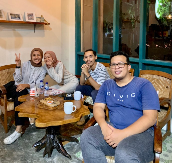 Satu Cangkir Coffee Bistro Laeli Nuraj, 1. Momong Resto, 2. Angkringan Mukti Kebumen, 3. Malmilk, 4. Malindo Corner, 5. Amor Cafe Resto, 6. Baen Cafe, 7. Beranda Eatery, 8. Jack’s Cafe, 9. Omah Susu Cafe, 10. Juice Ku 2 Kebumen, 11. Wise, 12. Coffe Ngapak, 13. Gemintang Cafe n Resto, 14. Kopi Nostalgia Coffee &amp; Resto, 15. Seafood Bu Nanang, 16. Kantin Candisari, 17. Teratai Blambangan Atmosphere, 18. Waroeng Djoglo Dalem Kidul (Tutup), 19. Ulam Sari, 20. Satu Cangkir Coffee Bistro, 21. temanhati coffee, 22. Kedai Kopi Mexolie, 23. Ahola Tropical Drink (Tutup), 24. HANA CAFE Korean Food, BBQ &amp; Grill, 25. Martabak Jet (Tutup), 26. Samra Pawon, 27. Waroenk Ramen Panjer Kebumen, 28. Lesehan Warung Bamboe Kebumen, 29. Oxzy (Tutup), 30. Warung Kendil (Tutup), 31. Resto Lesehan GENDUT TAMAN