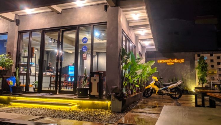 Seperdua Kopi Kudus Ridwan Channel, 1. Susu Moeria, 2. PDKT Resto &amp; Cafe, 3. Kopi Cilik, 4. Gravitasi Teras Muria, 5. Kedung Kopi, 6. Waroeng Cafe 27, 7. Gank Coffee &amp; Bistro, 8. Sidji Coffee Getas Pejaten, 9. Six Cents Cafe, 10. Omah Cafe Kudus, 11. Aljava Cafe, 12. Kopi Soe Kudus, 13. Kopi Lain Hati kudus, 14. Wipsy Coffee and Meet, 15. Warunk Upnormal, 16. Träffa Coffee &amp; Eatery, 17. TKP Cafe and Resto, 18. Greens Bakery &amp; Bistro, 19. Warunge Pakdhe, 20. Home Cafe &amp; Resto, 21. Waroeng “Kidoel Soechan”, 22. Seperdua Kopi Kudus, 23. The Cekli Town Est 2010, 24. Kopi Kretek – Jowo Met Londo, 25. Jenderal Coffee &amp; Tea, 26. Balena Resto &amp; Cafe, 27. Kazuki, 28. Rabbit Gelato, 29. Serua Coffee &amp; Creative Space, 30. SLEEK.CO Coffee Corner, 31. Human Coffee, 32. Kangen Ngopi, 33. Merpati Coffee, 34. Warung Kudusan, 35. No.8 Coffee After Kudus, 36. D’khatt Cafe &amp; Eatery, 37. Kampoeng Kopi, 38. Fresto Cafe, 39. Ritme Coffee and Lounge, 40. Holymoon Social Space, 41. City Walk Cafe, 42. Chocobean Kudus, 43. No 8 Coffee, 44. Warung Susucow (Tutup), 45. Cafe De Ija (Tutup), 46. Haru Cafe Kudus (Tutup)