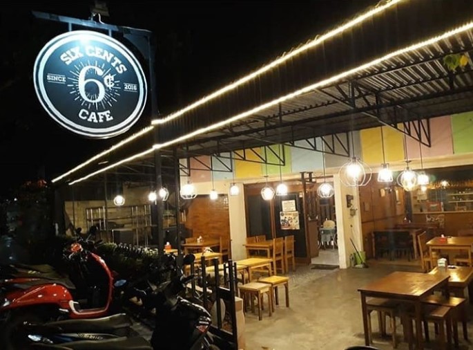 Six Cents Cafe, 1. Susu Moeria, 2. PDKT Resto &amp; Cafe, 3. Kopi Cilik, 4. Gravitasi Teras Muria, 5. Kedung Kopi, 6. Waroeng Cafe 27, 7. Gank Coffee &amp; Bistro, 8. Sidji Coffee Getas Pejaten, 9. Six Cents Cafe, 10. Omah Cafe Kudus, 11. Aljava Cafe, 12. Kopi Soe Kudus, 13. Kopi Lain Hati kudus, 14. Wipsy Coffee and Meet, 15. Warunk Upnormal, 16. Träffa Coffee &amp; Eatery, 17. TKP Cafe and Resto, 18. Greens Bakery &amp; Bistro, 19. Warunge Pakdhe, 20. Home Cafe &amp; Resto, 21. Waroeng “Kidoel Soechan”, 22. Seperdua Kopi Kudus, 23. The Cekli Town Est 2010, 24. Kopi Kretek – Jowo Met Londo, 25. Jenderal Coffee &amp; Tea, 26. Balena Resto &amp; Cafe, 27. Kazuki, 28. Rabbit Gelato, 29. Serua Coffee &amp; Creative Space, 30. SLEEK.CO Coffee Corner, 31. Human Coffee, 32. Kangen Ngopi, 33. Merpati Coffee, 34. Warung Kudusan, 35. No.8 Coffee After Kudus, 36. D’khatt Cafe &amp; Eatery, 37. Kampoeng Kopi, 38. Fresto Cafe, 39. Ritme Coffee and Lounge, 40. Holymoon Social Space, 41. City Walk Cafe, 42. Chocobean Kudus, 43. No 8 Coffee, 44. Warung Susucow (Tutup), 45. Cafe De Ija (Tutup), 46. Haru Cafe Kudus (Tutup)