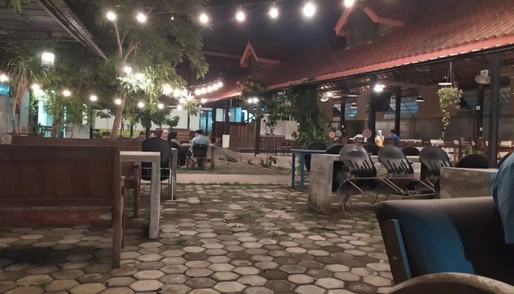 Sruput Seduh Kopi Rendi Dwi Astono, 1. Ora Umum, 2. Bangi Cafe, 3. Kopi Gunung, 4. Coffeedent, 5. Cafe Susu PL, 6. Omah Duren, 7. Waroeng Abie Cilacap, 8. Yosh Milktea Gelato &amp; Artisan Space, 9. D’Corner Cafe Coffee &amp; Chocolate, 10. Over Clock Cafe, 11. Avior Cafe &amp; Karaoke, 12. Grek Chocolate, 13. Cozy Coffee &amp; Chocolate, 14. Warunk Upnormal Cilacap, 15. Kopibaen_, 16. It’s Milk Cafe n Resto (Tutup), 17. Kedai Koffi Helsinki, 18. The Vintage Cafe, 19. Traffic Light Koffie, 20. Think Thoenk Cafe (Tutup), 21. Ethnic Coffee, 22. Bossa Cafe, 23. Urbansnack, 24. Sruput Seduh Kopi, 25. Coffeenomous, 29. Choko Klik (Tutup), 30. Honai Cafe De Flore (Tutup)
