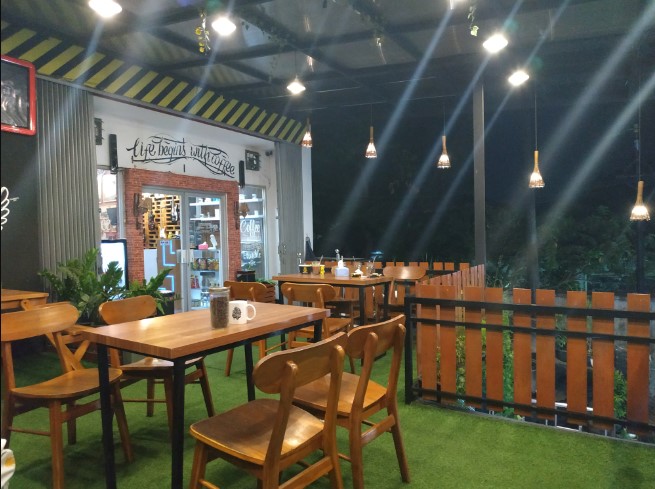 TKP Cafe and Resto Bayu Hari Wibowo, 1. Susu Moeria, 2. PDKT Resto &amp; Cafe, 3. Kopi Cilik, 4. Gravitasi Teras Muria, 5. Kedung Kopi, 6. Waroeng Cafe 27, 7. Gank Coffee &amp; Bistro, 8. Sidji Coffee Getas Pejaten, 9. Six Cents Cafe, 10. Omah Cafe Kudus, 11. Aljava Cafe, 12. Kopi Soe Kudus, 13. Kopi Lain Hati kudus, 14. Wipsy Coffee and Meet, 15. Warunk Upnormal, 16. Träffa Coffee &amp; Eatery, 17. TKP Cafe and Resto, 18. Greens Bakery &amp; Bistro, 19. Warunge Pakdhe, 20. Home Cafe &amp; Resto, 21. Waroeng “Kidoel Soechan”, 22. Seperdua Kopi Kudus, 23. The Cekli Town Est 2010, 24. Kopi Kretek – Jowo Met Londo, 25. Jenderal Coffee &amp; Tea, 26. Balena Resto &amp; Cafe, 27. Kazuki, 28. Rabbit Gelato, 29. Serua Coffee &amp; Creative Space, 30. SLEEK.CO Coffee Corner, 31. Human Coffee, 32. Kangen Ngopi, 33. Merpati Coffee, 34. Warung Kudusan, 35. No.8 Coffee After Kudus, 36. D’khatt Cafe &amp; Eatery, 37. Kampoeng Kopi, 38. Fresto Cafe, 39. Ritme Coffee and Lounge, 40. Holymoon Social Space, 41. City Walk Cafe, 42. Chocobean Kudus, 43. No 8 Coffee, 44. Warung Susucow (Tutup), 45. Cafe De Ija (Tutup), 46. Haru Cafe Kudus (Tutup)