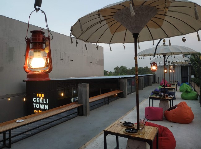 The Cekli Town Est 2010 sri musyawaroh, 1. Susu Moeria, 2. PDKT Resto &amp; Cafe, 3. Kopi Cilik, 4. Gravitasi Teras Muria, 5. Kedung Kopi, 6. Waroeng Cafe 27, 7. Gank Coffee &amp; Bistro, 8. Sidji Coffee Getas Pejaten, 9. Six Cents Cafe, 10. Omah Cafe Kudus, 11. Aljava Cafe, 12. Kopi Soe Kudus, 13. Kopi Lain Hati kudus, 14. Wipsy Coffee and Meet, 15. Warunk Upnormal, 16. Träffa Coffee &amp; Eatery, 17. TKP Cafe and Resto, 18. Greens Bakery &amp; Bistro, 19. Warunge Pakdhe, 20. Home Cafe &amp; Resto, 21. Waroeng “Kidoel Soechan”, 22. Seperdua Kopi Kudus, 23. The Cekli Town Est 2010, 24. Kopi Kretek – Jowo Met Londo, 25. Jenderal Coffee &amp; Tea, 26. Balena Resto &amp; Cafe, 27. Kazuki, 28. Rabbit Gelato, 29. Serua Coffee &amp; Creative Space, 30. SLEEK.CO Coffee Corner, 31. Human Coffee, 32. Kangen Ngopi, 33. Merpati Coffee, 34. Warung Kudusan, 35. No.8 Coffee After Kudus, 36. D’khatt Cafe &amp; Eatery, 37. Kampoeng Kopi, 38. Fresto Cafe, 39. Ritme Coffee and Lounge, 40. Holymoon Social Space, 41. City Walk Cafe, 42. Chocobean Kudus, 43. No 8 Coffee, 44. Warung Susucow (Tutup), 45. Cafe De Ija (Tutup), 46. Haru Cafe Kudus (Tutup)