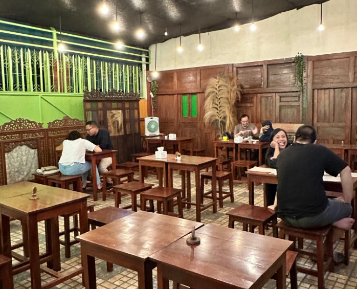 The Vintage Cafe Indah Ratna Mutiara, 1. Ora Umum, 2. Bangi Cafe, 3. Kopi Gunung, 4. Coffeedent, 5. Cafe Susu PL, 6. Omah Duren, 7. Waroeng Abie Cilacap, 8. Yosh Milktea Gelato &amp; Artisan Space, 9. D’Corner Cafe Coffee &amp; Chocolate, 10. Over Clock Cafe, 11. Avior Cafe &amp; Karaoke, 12. Grek Chocolate, 13. Cozy Coffee &amp; Chocolate, 14. Warunk Upnormal Cilacap, 15. Kopibaen_, 16. It’s Milk Cafe n Resto (Tutup), 17. Kedai Koffi Helsinki, 18. The Vintage Cafe, 19. Traffic Light Koffie, 20. Think Thoenk Cafe (Tutup), 21. Ethnic Coffee, 22. Bossa Cafe, 23. Urbansnack, 24. Sruput Seduh Kopi, 25. Coffeenomous, 29. Choko Klik (Tutup), 30. Honai Cafe De Flore (Tutup)