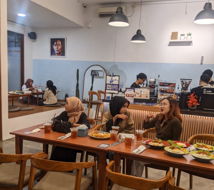 Träffa Coffee &amp; Eatery Gervasius Bayu, 1. Susu Moeria, 2. PDKT Resto &amp; Cafe, 3. Kopi Cilik, 4. Gravitasi Teras Muria, 5. Kedung Kopi, 6. Waroeng Cafe 27, 7. Gank Coffee &amp; Bistro, 8. Sidji Coffee Getas Pejaten, 9. Six Cents Cafe, 10. Omah Cafe Kudus, 11. Aljava Cafe, 12. Kopi Soe Kudus, 13. Kopi Lain Hati kudus, 14. Wipsy Coffee and Meet, 15. Warunk Upnormal, 16. Träffa Coffee &amp; Eatery, 17. TKP Cafe and Resto, 18. Greens Bakery &amp; Bistro, 19. Warunge Pakdhe, 20. Home Cafe &amp; Resto, 21. Waroeng “Kidoel Soechan”, 22. Seperdua Kopi Kudus, 23. The Cekli Town Est 2010, 24. Kopi Kretek – Jowo Met Londo, 25. Jenderal Coffee &amp; Tea, 26. Balena Resto &amp; Cafe, 27. Kazuki, 28. Rabbit Gelato, 29. Serua Coffee &amp; Creative Space, 30. SLEEK.CO Coffee Corner, 31. Human Coffee, 32. Kangen Ngopi, 33. Merpati Coffee, 34. Warung Kudusan, 35. No.8 Coffee After Kudus, 36. D’khatt Cafe &amp; Eatery, 37. Kampoeng Kopi, 38. Fresto Cafe, 39. Ritme Coffee and Lounge, 40. Holymoon Social Space, 41. City Walk Cafe, 42. Chocobean Kudus, 43. No 8 Coffee, 44. Warung Susucow (Tutup), 45. Cafe De Ija (Tutup), 46. Haru Cafe Kudus (Tutup)