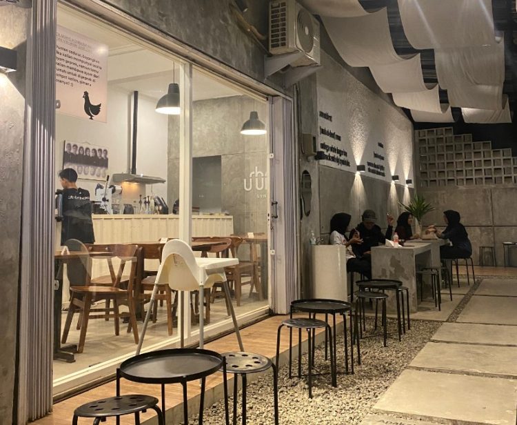 Urbansnack Ethos Michelia, 1. Ora Umum, 2. Bangi Cafe, 3. Kopi Gunung, 4. Coffeedent, 5. Cafe Susu PL, 6. Omah Duren, 7. Waroeng Abie Cilacap, 8. Yosh Milktea Gelato &amp; Artisan Space, 9. D’Corner Cafe Coffee &amp; Chocolate, 10. Over Clock Cafe, 11. Avior Cafe &amp; Karaoke, 12. Grek Chocolate, 13. Cozy Coffee &amp; Chocolate, 14. Warunk Upnormal Cilacap, 15. Kopibaen_, 16. It’s Milk Cafe n Resto (Tutup), 17. Kedai Koffi Helsinki, 18. The Vintage Cafe, 19. Traffic Light Koffie, 20. Think Thoenk Cafe (Tutup), 21. Ethnic Coffee, 22. Bossa Cafe, 23. Urbansnack, 24. Sruput Seduh Kopi, 25. Coffeenomous, 29. Choko Klik (Tutup), 30. Honai Cafe De Flore (Tutup)