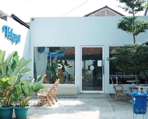 Vakansi Coffee & Space, 1. Rolet Cafe, 2. HJNF CAFE BOX, 3. Blackbean Roastery & Coffee House, 4. Kadjine Coffee, 5. de Anglo Food & Coffee Jepara, 6. J & J Coffe And Resto, 7. Tarissa Coffee, 8. Joker Coffee, 9. Djago Reborn, 10. V&A Cafe, 11. Yam yam Resto, 12. Jepara Marina Bar and Restaurant, 13. Maribu Resto, 14. Seaside Villa & Muse Beach Resto, 15. Diana’s Bay Restaurant, 16. Rengkot Buyut Restaurant, 17. Beatrice’s Cuisine House, 18. DeMoro Coffeebox, 19. Sriya Cafe & Homestay Jepara, 20. Cafe Gecho, 21. Pandawa Cafe Jepara (Tutup), 22. Atmosfera Coffee and Eatery, 23. Jepara Garden Resto (Tutup), 24. Basecamp Coffee & Eatery, 25. MoeriaCafe.MannaBakery (Tutup), 25. MONOKOPI, 27. Bruge Cafe, 28. Gandrung koffie, 29. NewMind Bistro Cafe, 30. Teman Menepi Coffee & Memories, 31. HAVY Coffee, 32. Kofina Cafe, 33. Koebar Koffie, 39. Gendhis Coffee, 40. Say Story Jepara, 41. Kedai kopi kulo jepara, 42. My chang coffee, 43. Vakansi Coffee & Space, 44. Ndepepes coffee, 45. Joglokebon RestoKopi, 46. Madco Coffee House