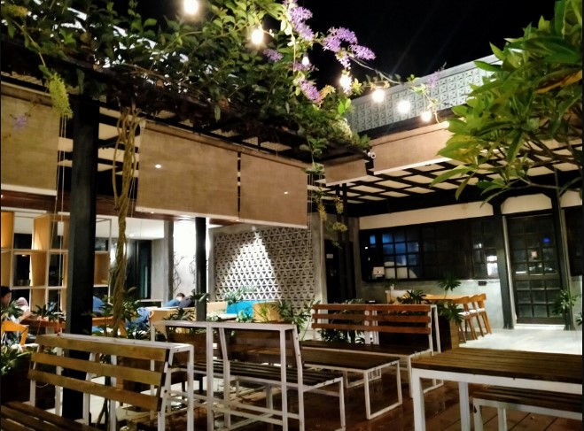 Walet Koffie Yuni Utrujah, 1. Pangestu Coffee, 2. Sixteen 16 Cafe, 3. Walet Koffie, 4. Kopi Senthet Resto &amp; Cafe, 5. Sky Garden, 6. Rumah Ice Cream, 7. Jack’s Cafe, 8. Brother Spot Bistro &amp; Cafe (Tutup), 9. Brew Coffee, 10. Kedai Java Pizza, 11. Basecamp Cafe, 12. T3a.co (teaco) Cafe Kaliwungu, 13. Kedai Kopi Medan (Tutup), 14. Kedai Araku, 15. AB&amp;Kopi Kendal, 16. Warung COD (Tutup), 17. Warung Eboze, 18. Teng -Tong, 19. Wkwk Food and Drink Kendal, 20. Cafe Woles (Tutup), 21. Warung Kita Kendal, 22. Historia Cafe and Gallery, 23. Pahlawan Cafe, 24. Saat Senja Coffee, 25. Rumma Coffee &amp; Space, 26. SatuKata Roastery and Eatery, 27. DWcafe, 28. Dejavu Warmindo Cafe, 29. Pinkymoo Home Cafe