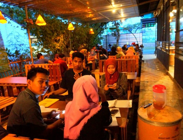 Warung COD Musanif Efendi, 1. Pangestu Coffee, 2. Sixteen 16 Cafe, 3. Walet Koffie, 4. Kopi Senthet Resto &amp; Cafe, 5. Sky Garden, 6. Rumah Ice Cream, 7. Jack’s Cafe, 8. Brother Spot Bistro &amp; Cafe (Tutup), 9. Brew Coffee, 10. Kedai Java Pizza, 11. Basecamp Cafe, 12. T3a.co (teaco) Cafe Kaliwungu, 13. Kedai Kopi Medan (Tutup), 14. Kedai Araku, 15. AB&amp;Kopi Kendal, 16. Warung COD (Tutup), 17. Warung Eboze, 18. Teng -Tong, 19. Wkwk Food and Drink Kendal, 20. Cafe Woles (Tutup), 21. Warung Kita Kendal, 22. Historia Cafe and Gallery, 23. Pahlawan Cafe, 24. Saat Senja Coffee, 25. Rumma Coffee &amp; Space, 26. SatuKata Roastery and Eatery, 27. DWcafe, 28. Dejavu Warmindo Cafe, 29. Pinkymoo Home Cafe
