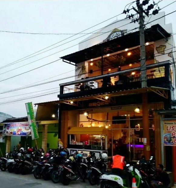 Warung Eboze, 1. Pangestu Coffee, 2. Sixteen 16 Cafe, 3. Walet Koffie, 4. Kopi Senthet Resto &amp; Cafe, 5. Sky Garden, 6. Rumah Ice Cream, 7. Jack’s Cafe, 8. Brother Spot Bistro &amp; Cafe (Tutup), 9. Brew Coffee, 10. Kedai Java Pizza, 11. Basecamp Cafe, 12. T3a.co (teaco) Cafe Kaliwungu, 13. Kedai Kopi Medan (Tutup), 14. Kedai Araku, 15. AB&amp;Kopi Kendal, 16. Warung COD (Tutup), 17. Warung Eboze, 18. Teng -Tong, 19. Wkwk Food and Drink Kendal, 20. Cafe Woles (Tutup), 21. Warung Kita Kendal, 22. Historia Cafe and Gallery, 23. Pahlawan Cafe, 24. Saat Senja Coffee, 25. Rumma Coffee &amp; Space, 26. SatuKata Roastery and Eatery, 27. DWcafe, 28. Dejavu Warmindo Cafe, 29. Pinkymoo Home Cafe