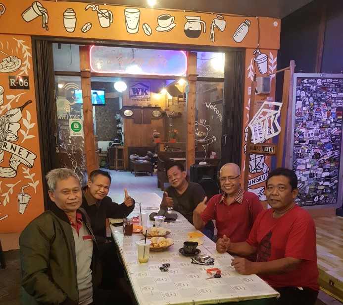 Warung Kita Kendal Didi Djat, 1. Pangestu Coffee, 2. Sixteen 16 Cafe, 3. Walet Koffie, 4. Kopi Senthet Resto &amp; Cafe, 5. Sky Garden, 6. Rumah Ice Cream, 7. Jack’s Cafe, 8. Brother Spot Bistro &amp; Cafe (Tutup), 9. Brew Coffee, 10. Kedai Java Pizza, 11. Basecamp Cafe, 12. T3a.co (teaco) Cafe Kaliwungu, 13. Kedai Kopi Medan (Tutup), 14. Kedai Araku, 15. AB&amp;Kopi Kendal, 16. Warung COD (Tutup), 17. Warung Eboze, 18. Teng -Tong, 19. Wkwk Food and Drink Kendal, 20. Cafe Woles (Tutup), 21. Warung Kita Kendal, 22. Historia Cafe and Gallery, 23. Pahlawan Cafe, 24. Saat Senja Coffee, 25. Rumma Coffee &amp; Space, 26. SatuKata Roastery and Eatery, 27. DWcafe, 28. Dejavu Warmindo Cafe, 29. Pinkymoo Home Cafe