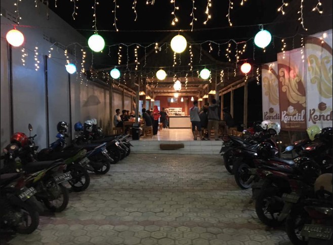 Warung kendil Bambang Gentoled, 1. Momong Resto, 2. Angkringan Mukti Kebumen, 3. Malmilk, 4. Malindo Corner, 5. Amor Cafe Resto, 6. Baen Cafe, 7. Beranda Eatery, 8. Jack’s Cafe, 9. Omah Susu Cafe, 10. Juice Ku 2 Kebumen, 11. Wise, 12. Coffe Ngapak, 13. Gemintang Cafe n Resto, 14. Kopi Nostalgia Coffee &amp; Resto, 15. Seafood Bu Nanang, 16. Kantin Candisari, 17. Teratai Blambangan Atmosphere, 18. Waroeng Djoglo Dalem Kidul (Tutup), 19. Ulam Sari, 20. Satu Cangkir Coffee Bistro, 21. temanhati coffee, 22. Kedai Kopi Mexolie, 23. Ahola Tropical Drink (Tutup), 24. HANA CAFE Korean Food, BBQ &amp; Grill, 25. Martabak Jet (Tutup), 26. Samra Pawon, 27. Waroenk Ramen Panjer Kebumen, 28. Lesehan Warung Bamboe Kebumen, 29. Oxzy (Tutup), 30. Warung Kendil (Tutup), 31. Resto Lesehan GENDUT TAMAN