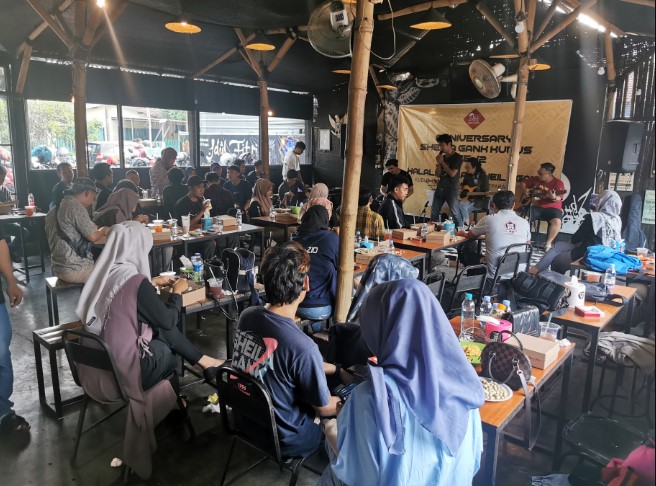 Warunge Pakdhe agus armanto, 1. Susu Moeria, 2. PDKT Resto &amp; Cafe, 3. Kopi Cilik, 4. Gravitasi Teras Muria, 5. Kedung Kopi, 6. Waroeng Cafe 27, 7. Gank Coffee &amp; Bistro, 8. Sidji Coffee Getas Pejaten, 9. Six Cents Cafe, 10. Omah Cafe Kudus, 11. Aljava Cafe, 12. Kopi Soe Kudus, 13. Kopi Lain Hati kudus, 14. Wipsy Coffee and Meet, 15. Warunk Upnormal, 16. Träffa Coffee &amp; Eatery, 17. TKP Cafe and Resto, 18. Greens Bakery &amp; Bistro, 19. Warunge Pakdhe, 20. Home Cafe &amp; Resto, 21. Waroeng “Kidoel Soechan”, 22. Seperdua Kopi Kudus, 23. The Cekli Town Est 2010, 24. Kopi Kretek – Jowo Met Londo, 25. Jenderal Coffee &amp; Tea, 26. Balena Resto &amp; Cafe, 27. Kazuki, 28. Rabbit Gelato, 29. Serua Coffee &amp; Creative Space, 30. SLEEK.CO Coffee Corner, 31. Human Coffee, 32. Kangen Ngopi, 33. Merpati Coffee, 34. Warung Kudusan, 35. No.8 Coffee After Kudus, 36. D’khatt Cafe &amp; Eatery, 37. Kampoeng Kopi, 38. Fresto Cafe, 39. Ritme Coffee and Lounge, 40. Holymoon Social Space, 41. City Walk Cafe, 42. Chocobean Kudus, 43. No 8 Coffee, 44. Warung Susucow (Tutup), 45. Cafe De Ija (Tutup), 46. Haru Cafe Kudus (Tutup)