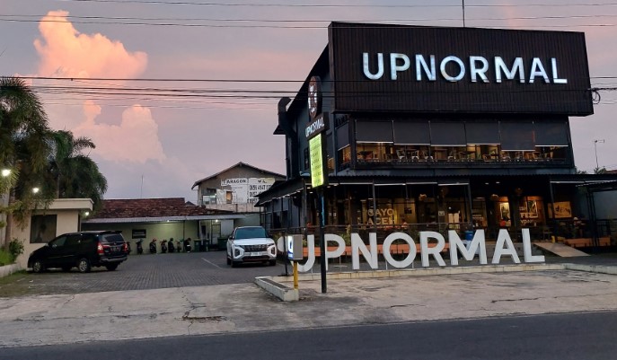 Warunk Upnormal aryati dwi, 1. Susu Moeria, 2. PDKT Resto &amp; Cafe, 3. Kopi Cilik, 4. Gravitasi Teras Muria, 5. Kedung Kopi, 6. Waroeng Cafe 27, 7. Gank Coffee &amp; Bistro, 8. Sidji Coffee Getas Pejaten, 9. Six Cents Cafe, 10. Omah Cafe Kudus, 11. Aljava Cafe, 12. Kopi Soe Kudus, 13. Kopi Lain Hati kudus, 14. Wipsy Coffee and Meet, 15. Warunk Upnormal, 16. Träffa Coffee &amp; Eatery, 17. TKP Cafe and Resto, 18. Greens Bakery &amp; Bistro, 19. Warunge Pakdhe, 20. Home Cafe &amp; Resto, 21. Waroeng “Kidoel Soechan”, 22. Seperdua Kopi Kudus, 23. The Cekli Town Est 2010, 24. Kopi Kretek – Jowo Met Londo, 25. Jenderal Coffee &amp; Tea, 26. Balena Resto &amp; Cafe, 27. Kazuki, 28. Rabbit Gelato, 29. Serua Coffee &amp; Creative Space, 30. SLEEK.CO Coffee Corner, 31. Human Coffee, 32. Kangen Ngopi, 33. Merpati Coffee, 34. Warung Kudusan, 35. No.8 Coffee After Kudus, 36. D’khatt Cafe &amp; Eatery, 37. Kampoeng Kopi, 38. Fresto Cafe, 39. Ritme Coffee and Lounge, 40. Holymoon Social Space, 41. City Walk Cafe, 42. Chocobean Kudus, 43. No 8 Coffee, 44. Warung Susucow (Tutup), 45. Cafe De Ija (Tutup), 46. Haru Cafe Kudus (Tutup)