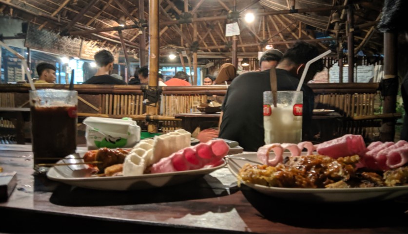 Waroeng Kidoel Soechan Khakim poetra, 1. Susu Moeria, 2. PDKT Resto &amp; Cafe, 3. Kopi Cilik, 4. Gravitasi Teras Muria, 5. Kedung Kopi, 6. Waroeng Cafe 27, 7. Gank Coffee &amp; Bistro, 8. Sidji Coffee Getas Pejaten, 9. Six Cents Cafe, 10. Omah Cafe Kudus, 11. Aljava Cafe, 12. Kopi Soe Kudus, 13. Kopi Lain Hati kudus, 14. Wipsy Coffee and Meet, 15. Warunk Upnormal, 16. Träffa Coffee &amp; Eatery, 17. TKP Cafe and Resto, 18. Greens Bakery &amp; Bistro, 19. Warunge Pakdhe, 20. Home Cafe &amp; Resto, 21. Waroeng “Kidoel Soechan”, 22. Seperdua Kopi Kudus, 23. The Cekli Town Est 2010, 24. Kopi Kretek – Jowo Met Londo, 25. Jenderal Coffee &amp; Tea, 26. Balena Resto &amp; Cafe, 27. Kazuki, 28. Rabbit Gelato, 29. Serua Coffee &amp; Creative Space, 30. SLEEK.CO Coffee Corner, 31. Human Coffee, 32. Kangen Ngopi, 33. Merpati Coffee, 34. Warung Kudusan, 35. No.8 Coffee After Kudus, 36. D’khatt Cafe &amp; Eatery, 37. Kampoeng Kopi, 38. Fresto Cafe, 39. Ritme Coffee and Lounge, 40. Holymoon Social Space, 41. City Walk Cafe, 42. Chocobean Kudus, 43. No 8 Coffee, 44. Warung Susucow (Tutup), 45. Cafe De Ija (Tutup), 46. Haru Cafe Kudus (Tutup)