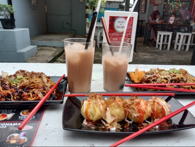 Waroenk Ramen Panjer Kebumen, 1. Momong Resto, 2. Angkringan Mukti Kebumen, 3. Malmilk, 4. Malindo Corner, 5. Amor Cafe Resto, 6. Baen Cafe, 7. Beranda Eatery, 8. Jack’s Cafe, 9. Omah Susu Cafe, 10. Juice Ku 2 Kebumen, 11. Wise, 12. Coffe Ngapak, 13. Gemintang Cafe n Resto, 14. Kopi Nostalgia Coffee &amp; Resto, 15. Seafood Bu Nanang, 16. Kantin Candisari, 17. Teratai Blambangan Atmosphere, 18. Waroeng Djoglo Dalem Kidul (Tutup), 19. Ulam Sari, 20. Satu Cangkir Coffee Bistro, 21. temanhati coffee, 22. Kedai Kopi Mexolie, 23. Ahola Tropical Drink (Tutup), 24. HANA CAFE Korean Food, BBQ &amp; Grill, 25. Martabak Jet (Tutup), 26. Samra Pawon, 27. Waroenk Ramen Panjer Kebumen, 28. Lesehan Warung Bamboe Kebumen, 29. Oxzy (Tutup), 30. Warung Kendil (Tutup), 31. Resto Lesehan GENDUT TAMAN