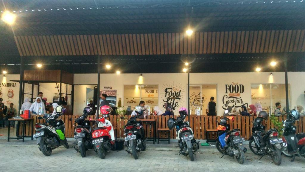 Wkwk Food and Drink Kendal, 1. Pangestu Coffee, 2. Sixteen 16 Cafe, 3. Walet Koffie, 4. Kopi Senthet Resto &amp; Cafe, 5. Sky Garden, 6. Rumah Ice Cream, 7. Jack’s Cafe, 8. Brother Spot Bistro &amp; Cafe (Tutup), 9. Brew Coffee, 10. Kedai Java Pizza, 11. Basecamp Cafe, 12. T3a.co (teaco) Cafe Kaliwungu, 13. Kedai Kopi Medan (Tutup), 14. Kedai Araku, 15. AB&amp;Kopi Kendal, 16. Warung COD (Tutup), 17. Warung Eboze, 18. Teng -Tong, 19. Wkwk Food and Drink Kendal, 20. Cafe Woles (Tutup), 21. Warung Kita Kendal, 22. Historia Cafe and Gallery, 23. Pahlawan Cafe, 24. Saat Senja Coffee, 25. Rumma Coffee &amp; Space, 26. SatuKata Roastery and Eatery, 27. DWcafe, 28. Dejavu Warmindo Cafe, 29. Pinkymoo Home Cafe
