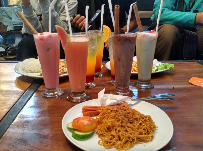 Wise Pamuji Raharjo, 1. Momong Resto, 2. Angkringan Mukti Kebumen, 3. Malmilk, 4. Malindo Corner, 5. Amor Cafe Resto, 6. Baen Cafe, 7. Beranda Eatery, 8. Jack’s Cafe, 9. Omah Susu Cafe, 10. Juice Ku 2 Kebumen, 11. Wise, 12. Coffe Ngapak, 13. Gemintang Cafe n Resto, 14. Kopi Nostalgia Coffee &amp; Resto, 15. Seafood Bu Nanang, 16. Kantin Candisari, 17. Teratai Blambangan Atmosphere, 18. Waroeng Djoglo Dalem Kidul (Tutup), 19. Ulam Sari, 20. Satu Cangkir Coffee Bistro, 21. temanhati coffee, 22. Kedai Kopi Mexolie, 23. Ahola Tropical Drink (Tutup), 24. HANA CAFE Korean Food, BBQ &amp; Grill, 25. Martabak Jet (Tutup), 26. Samra Pawon, 27. Waroenk Ramen Panjer Kebumen, 28. Lesehan Warung Bamboe Kebumen, 29. Oxzy (Tutup), 30. Warung Kendil (Tutup), 31. Resto Lesehan GENDUT TAMAN