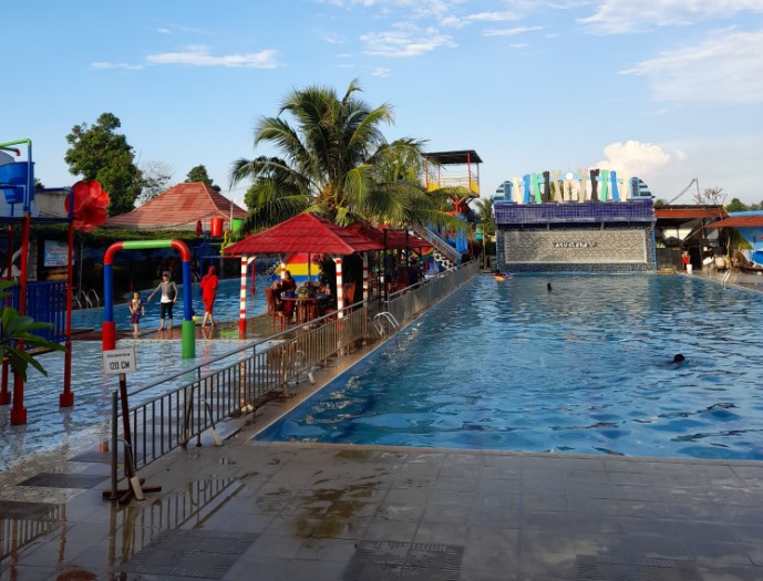 Aqualand Serang Shifa Munazat, 1. Taman Wisata MBS, 2. Aqualand Serang, 3. Pantai Cibereum Anyer, 4. Pantai Marbella Anyer, 5. Pantai Sambolo, 6. Pantai Anyer, 7. Rumah Hutan Cilowong, 8. Pulau Lima, 9. Napak Tilas Kerajaan Islam di Serang Banten, 10. Pantai Marina Anyer, 11. Pantai Florida Indah Anyer, 12. Pantai Jambu, 13. Pantai Karang Bolong, 14. Pulau Tunda, 15. Curug Leuwibumi, 16. Situ Rawa Arum, 17. Pulau Sangiang, 18. Pantai Lontar, 19. Vihara Avalokitesvara, 20. Wisata Agro Bukit Waruwangi, 21. Pantai Labuan, 22. Danau Rowa Dano, 23. Cagar Alam Pulau Dua, 24. Danau Tasikardi, 25. Hutan Kayu Putih Kragilan, 26. Gunung Pinang, 27. Masjid Tanpa Kubah, Masjid Pecinan Tinggi, 28. Danau Kaolin Bekas Tambang Pasir Ciomas, 29. Arung Jeram Tubing Cikalumpang, 30. Pemandian Cirahab – Curug Goong, 31. Curug Cigumawang, 32. Curug Leuwi Tomo, 33. Benteng Speelwijk, 34. Alun-alun Barat Kota Serang Banten, 35. Pantai Gopek Karangantu, 36. Kerkhoff, 37. Situs Banten Girang, 38. Museum Negeri Banten, 39. Taman Rekreasi Wulandira, 40. Curug Cikotak, 41. Curug Sawer, 42. Masjid Agung Banten, 42. Pos Pengamatan Gunungapi Krakatau (Pasauran), 44. Goa Cilayang, 45. Curug Betung