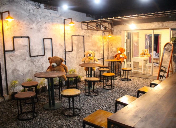 Calvary Indra DC, 1. Wedang Kopi Prambanan, 2. PLAWANGAN, 3. Linchak Coffee n Resto, 4. Kopi Keboen Klaten, 5. Sinaran Coffee Klaten, 6. Omah Mojok Klaten, 7. Garasi Kopi Klaten, 8. Peridot Coffee and Eatery, 9. Miss Philo Bakery & Cafe, 10. Nggone Mbahmu, 11. KOPI STORY KLATEN, 12. EONIA HOUSE & EATERY, 13. Ningratan kopi Klaten, 14. Tentang Kopi Sahabat, 15. KENEWAY Angkringan & Coffeeshop, 16. OIA Klaten, 17. KOPINGGIRJALAN by star group, 18. Go Drink Klaten, 19. Sebelas Coffee Crafter Klaten, 20. Pondok Daun Cafe, 21. Green Garden Cafe & Resto, 22. Calvary, 23. Brix Coffee & Kitchen, 24. SEMEDULUR COFFEE KLATEN, 26. Gendhis Wangi Resto & Cafe, 27. Cold ‘N Brew Klaten, 28. PRanS Cafe’, 29. Wolulas Café, 30. Kla10 Cafe & Billiard, 31. Omah Wedang Empon Empon Rajaku, 32. HOLIC coffee&kitchen, 33. KOPIGATI Klaten, 34. Pitados Bistro & Gelato, 35. The gade corner, 36. Djampi Jawi, 37. Sawahita Coffee & Share, 38. 28 Coffee Klaten, 39. Kafeine Coffee, 40. JADEN Casual Dining, 41. Awor Coffee Klaten, 42. SATURA COFFEE, 43. Sempulur Coffee, 44. Cat Women Cafe (Tutup), 45. Little Bali Klaten (Tutup), 46. Calya Coffee and Eatery (Tutup), 47. NYAWIJI Coffee & Space (Tutup), 48. Warjo Waroeng Jono (Tutup), 49. O lala Cafe (Tutup)
