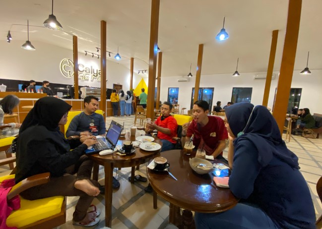 Calya Coffee and Eatery Deby Firmansyah, 1. Wedang Kopi Prambanan, 2. PLAWANGAN, 3. Linchak Coffee n Resto, 4. Kopi Keboen Klaten, 5. Sinaran Coffee Klaten, 6. Omah Mojok Klaten, 7. Garasi Kopi Klaten, 8. Peridot Coffee and Eatery, 9. Miss Philo Bakery & Cafe, 10. Nggone Mbahmu, 11. KOPI STORY KLATEN, 12. EONIA HOUSE & EATERY, 13. Ningratan kopi Klaten, 14. Tentang Kopi Sahabat, 15. KENEWAY Angkringan & Coffeeshop, 16. OIA Klaten, 17. KOPINGGIRJALAN by star group, 18. Go Drink Klaten, 19. Sebelas Coffee Crafter Klaten, 20. Pondok Daun Cafe, 21. Green Garden Cafe & Resto, 22. Calvary, 23. Brix Coffee & Kitchen, 24. SEMEDULUR COFFEE KLATEN, 26. Gendhis Wangi Resto & Cafe, 27. Cold ‘N Brew Klaten, 28. PRanS Cafe’, 29. Wolulas Café, 30. Kla10 Cafe & Billiard, 31. Omah Wedang Empon Empon Rajaku, 32. HOLIC coffee&kitchen, 33. KOPIGATI Klaten, 34. Pitados Bistro & Gelato, 35. The gade corner, 36. Djampi Jawi, 37. Sawahita Coffee & Share, 38. 28 Coffee Klaten, 39. Kafeine Coffee, 40. JADEN Casual Dining, 41. Awor Coffee Klaten, 42. SATURA COFFEE, 43. Sempulur Coffee, 44. Cat Women Cafe (Tutup), 45. Little Bali Klaten (Tutup), 46. Calya Coffee and Eatery (Tutup), 47. NYAWIJI Coffee & Space (Tutup), 48. Warjo Waroeng Jono (Tutup), 49. O lala Cafe (Tutup)