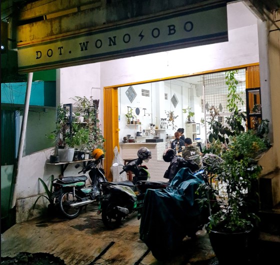Dot. Wonosobo Dhany Ayu, 1. Brother House, 2. Aroma Resto & Coffee, 3. De Koffie, 4. Dewani View Resto & Cafe, 5. White house Cafe, 6. Kedai Fresh Steak & Shake, 7. Pibee Resto And Coffee, 8. Allure Square, 9. Alun-alun Wonosobo, 10. Funbox Restocafe & Karaoke, 11. Djagongan Djadoel, 12. AN Kopi, 13. Banyu Anget One Stop Service, 14. Prasasti Coffee & Gym, 15. Kedai Kopi Gamel, 16. Kopi Tetangga, 17. Dsastro coffee, 18. Abbasy Coffee & Eatery, 19. Roster Food and Drinks, 20. Akar Mas Cafe, 21. The Basement Cafe & Resto, 22. Woods Coffee, 23. Chocopink Coffee House, 24. Etsuko Dapur Inspiratif, 25. TROTOAR COFFEE, 26. manahati coffee, 27. Stomata Social Space, 28. P’goen Gelato Cafe, 29. Belakang Studio, 30. Mute area, 31. KOPIDEA, 32. Omah mewa, 33. DOT. Wonosobo, 34. Sementara Kopi, 35. Folk Space coffee, 35. Harvest Sky Cafe