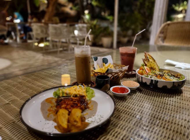 EONIA HOUSE & EATERY Andri Kurniawan, 1. Wedang Kopi Prambanan, 2. PLAWANGAN, 3. Linchak Coffee n Resto, 4. Kopi Keboen Klaten, 5. Sinaran Coffee Klaten, 6. Omah Mojok Klaten, 7. Garasi Kopi Klaten, 8. Peridot Coffee and Eatery, 9. Miss Philo Bakery & Cafe, 10. Nggone Mbahmu, 11. KOPI STORY KLATEN, 12. EONIA HOUSE & EATERY, 13. Ningratan kopi Klaten, 14. Tentang Kopi Sahabat, 15. KENEWAY Angkringan & Coffeeshop, 16. OIA Klaten, 17. KOPINGGIRJALAN by star group, 18. Go Drink Klaten, 19. Sebelas Coffee Crafter Klaten, 20. Pondok Daun Cafe, 21. Green Garden Cafe & Resto, 22. Calvary, 23. Brix Coffee & Kitchen, 24. SEMEDULUR COFFEE KLATEN, 26. Gendhis Wangi Resto & Cafe, 27. Cold ‘N Brew Klaten, 28. PRanS Cafe’, 29. Wolulas Café, 30. Kla10 Cafe & Billiard, 31. Omah Wedang Empon Empon Rajaku, 32. HOLIC coffee&kitchen, 33. KOPIGATI Klaten, 34. Pitados Bistro & Gelato, 35. The gade corner, 36. Djampi Jawi, 37. Sawahita Coffee & Share, 38. 28 Coffee Klaten, 39. Kafeine Coffee, 40. JADEN Casual Dining, 41. Awor Coffee Klaten, 42. SATURA COFFEE, 43. Sempulur Coffee, 44. Cat Women Cafe (Tutup), 45. Little Bali Klaten (Tutup), 46. Calya Coffee and Eatery (Tutup), 47. NYAWIJI Coffee & Space (Tutup), 48. Warjo Waroeng Jono (Tutup), 49. O lala Cafe (Tutup)