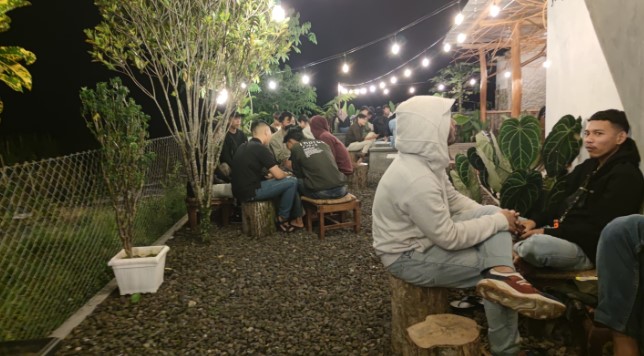 Folk Space coffee, 1. Brother House, 2. Aroma Resto & Coffee, 3. De Koffie, 4. Dewani View Resto & Cafe, 5. White house Cafe, 6. Kedai Fresh Steak & Shake, 7. Pibee Resto And Coffee, 8. Allure Square, 9. Alun-alun Wonosobo, 10. Funbox Restocafe & Karaoke, 11. Djagongan Djadoel, 12. AN Kopi, 13. Banyu Anget One Stop Service, 14. Prasasti Coffee & Gym, 15. Kedai Kopi Gamel, 16. Kopi Tetangga, 17. Dsastro coffee, 18. Abbasy Coffee & Eatery, 19. Roster Food and Drinks, 20. Akar Mas Cafe, 21. The Basement Cafe & Resto, 22. Woods Coffee, 23. Chocopink Coffee House, 24. Etsuko Dapur Inspiratif, 25. TROTOAR COFFEE, 26. manahati coffee, 27. Stomata Social Space, 28. P’goen Gelato Cafe, 29. Belakang Studio, 30. Mute area, 31. KOPIDEA, 32. Omah mewa, 33. DOT. Wonosobo, 34. Sementara Kopi, 35. Folk Space coffee, 35. Harvest Sky Cafe