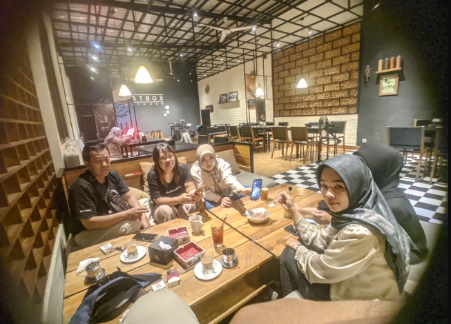 Funbox Restocafe & Karaoke Lintang Panjerino, 1. Brother House, 2. Aroma Resto & Coffee, 3. De Koffie, 4. Dewani View Resto & Cafe, 5. White house Cafe, 6. Kedai Fresh Steak & Shake, 7. Pibee Resto And Coffee, 8. Allure Square, 9. Alun-alun Wonosobo, 10. Funbox Restocafe & Karaoke, 11. Djagongan Djadoel, 12. AN Kopi, 13. Banyu Anget One Stop Service, 14. Prasasti Coffee & Gym, 15. Kedai Kopi Gamel, 16. Kopi Tetangga, 17. Dsastro coffee, 18. Abbasy Coffee & Eatery, 19. Roster Food and Drinks, 20. Akar Mas Cafe, 21. The Basement Cafe & Resto, 22. Woods Coffee, 23. Chocopink Coffee House, 24. Etsuko Dapur Inspiratif, 25. TROTOAR COFFEE, 26. manahati coffee, 27. Stomata Social Space, 28. P’goen Gelato Cafe, 29. Belakang Studio, 30. Mute area, 31. KOPIDEA, 32. Omah mewa, 33. DOT. Wonosobo, 34. Sementara Kopi, 35. Folk Space coffee, 35. Harvest Sky Cafe