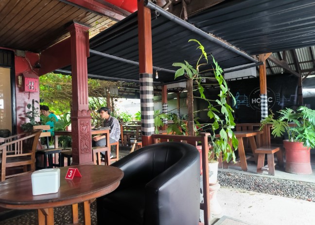 HOLIC coffee&kitchen Koxis Verserken, 1. Wedang Kopi Prambanan, 2. PLAWANGAN, 3. Linchak Coffee n Resto, 4. Kopi Keboen Klaten, 5. Sinaran Coffee Klaten, 6. Omah Mojok Klaten, 7. Garasi Kopi Klaten, 8. Peridot Coffee and Eatery, 9. Miss Philo Bakery & Cafe, 10. Nggone Mbahmu, 11. KOPI STORY KLATEN, 12. EONIA HOUSE & EATERY, 13. Ningratan kopi Klaten, 14. Tentang Kopi Sahabat, 15. KENEWAY Angkringan & Coffeeshop, 16. OIA Klaten, 17. KOPINGGIRJALAN by star group, 18. Go Drink Klaten, 19. Sebelas Coffee Crafter Klaten, 20. Pondok Daun Cafe, 21. Green Garden Cafe & Resto, 22. Calvary, 23. Brix Coffee & Kitchen, 24. SEMEDULUR COFFEE KLATEN, 26. Gendhis Wangi Resto & Cafe, 27. Cold ‘N Brew Klaten, 28. PRanS Cafe’, 29. Wolulas Café, 30. Kla10 Cafe & Billiard, 31. Omah Wedang Empon Empon Rajaku, 32. HOLIC coffee&kitchen, 33. KOPIGATI Klaten, 34. Pitados Bistro & Gelato, 35. The gade corner, 36. Djampi Jawi, 37. Sawahita Coffee & Share, 38. 28 Coffee Klaten, 39. Kafeine Coffee, 40. JADEN Casual Dining, 41. Awor Coffee Klaten, 42. SATURA COFFEE, 43. Sempulur Coffee, 44. Cat Women Cafe (Tutup), 45. Little Bali Klaten (Tutup), 46. Calya Coffee and Eatery (Tutup), 47. NYAWIJI Coffee & Space (Tutup), 48. Warjo Waroeng Jono (Tutup), 49. O lala Cafe (Tutup)