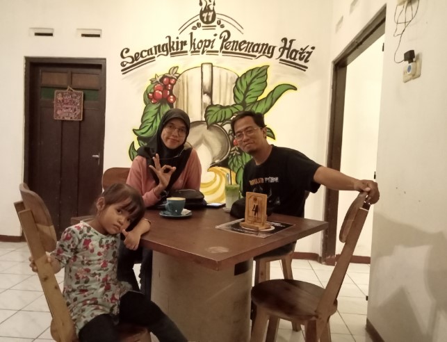 KEDAI KOPI TOEJOE TOEJOE Kus Diah Puspaningrum, 1. Pondok makan tebing grenjengan, 2. Angkringan Sopo Ngiro Wonogiri, 3. Jolly Bakery & Coffee Shop, 4. Kopi Joss Wonogiri, 5. Sunny Story Wonogiri, 6. Wedangan MAS, 7. KEDAI KOPI TOEJOE TOEJOE, 8. COZY COFFEE & RESTO, 9. Sasino Coffee, 10. Angkringan griyo aji somo Wonogiri, 11. Soto Pinglan, 12. Filosofi Teh, 13. Kopi tanjakan, 14. Javaholic Coffee Corner, 15. Staraja Coffee, 16. Youth Cafe Corner, 17. COFFEE BREAK SLOGOHIMO, 18. Bubbletime Coffee&Resto, 19. 1⁰5 Coffee, 20. Dylan cafe, 21. Mabes Es Teh Sijum, 22. Amerta Cafe Wonogiri, 23. Saphire Cafe and Resto