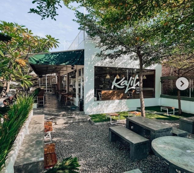 Kalih Coffee Tea and Spaces Tegal via Instagram.com @kalih.tegal, 1. Kalih Coffee Tea and Spaces Tegal, 2. Njajan.co Tegal, 3. Uncle coffee and resto, 4. Waroeng Sadewa, 5. Coffee Shop Tradisine Ngopi, 6. Nakula Cafe, 7. Papa brew, 8. MAJU CAFE (SUJOE CAFE) Susu sapi maju, 9. Kano point Cafe, 10. My Story Cafe Bistro &amp; Social House, 11. The Secret, 12. Boss’A Cafe, 13. WIJIKOPI, 14. KEDAI OMMAMET, 15. Bento Kopi Tegal, 16. Nazuwa coffee, 17. Sepenggal cerita, 18. Clavicula coffee and idea, 19. Tempat Peraduan, 20. Cafe keboen, 21. D’FORTUNE Cafe Bistro, 22. Maju Milk Centre (MMC), 23. Black And White Food Court &amp; Cafe, 24. Pesona Coffee Tegal, 25. QMilk Cafe, 26. Kilometer Cafe, 27. S Cafe, 28. Dontea Tegal, 29. Kedai Coffee Inn, 30. Yotee Coffee, 31. North Beach Cafe Tegal, 32. Holy Bowl, 33. Luang Waktu Coffee, 34. Kedai Debong, 35. Minapadi Coffee and Space, 36. Cafe Q Nyot, 37. Cafe yaul (Tutup), 38. Parsley Cafe And Bistro (Tutup), 39. Jasel bee Korean food and cafe (Tutup), 40. Teh Jawa Cafe (Tutup)